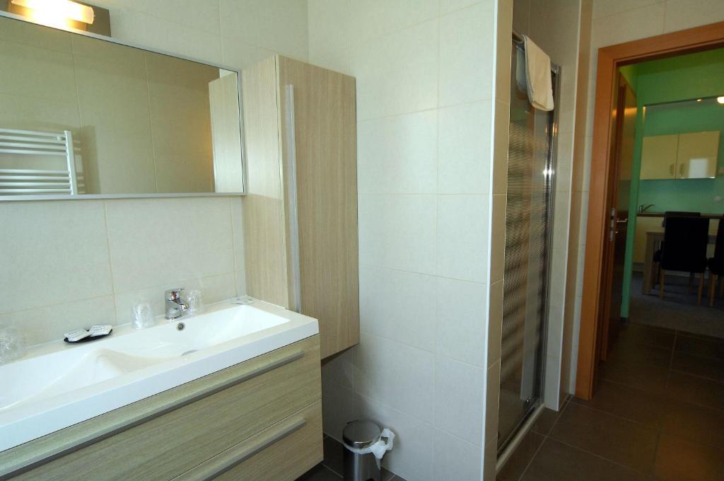 Hotel Aux Beaux Rivages En Gaume Lacuisine Habitación foto
